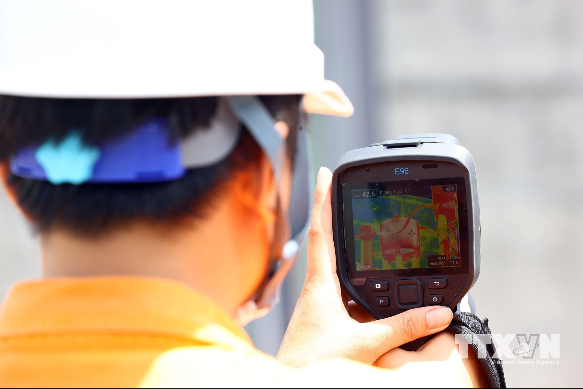 Dùng máy soi phát nhiệt kiểm tra thiết bị tại Trạm biến áp 500kV Vân Phong, Khánh Hòa. (Ảnh: Huy Hùng/TTXVN)